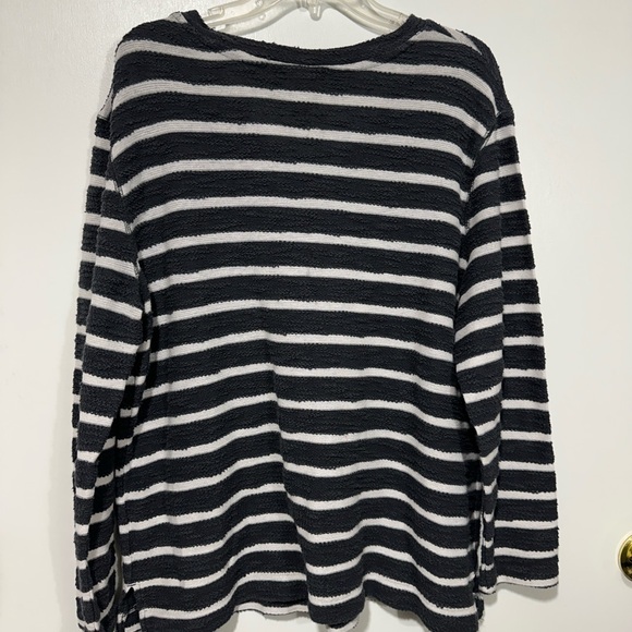 Woman’s long sleeve, V-neck shirt - Picture 2 of 4